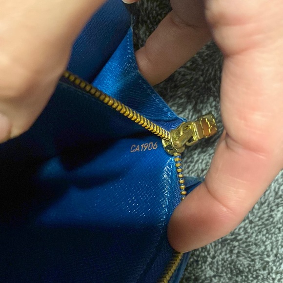 Set Luis Vuitton Epi Triangle Bag - Picture 16 of 16